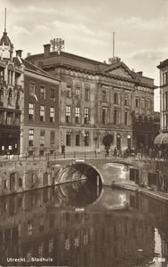 4673 Gezicht op de Oudegracht te Utrecht met de Stadhuisbrug en het Stadhuis (Stadhuisbrug 1).